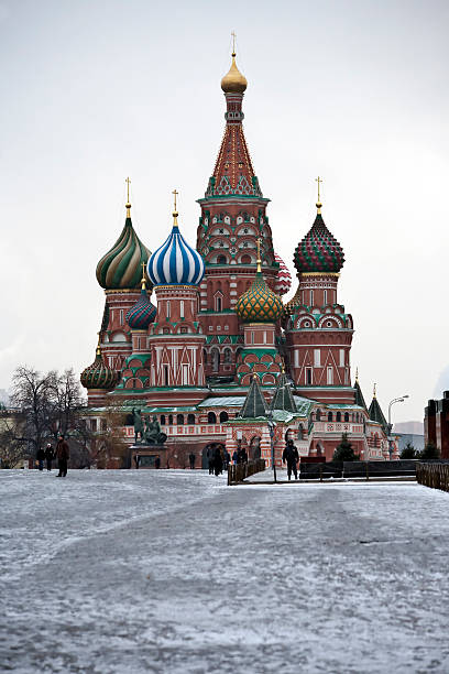 mosca russia - snow cupola dome st basils cathedral foto e immagini stock