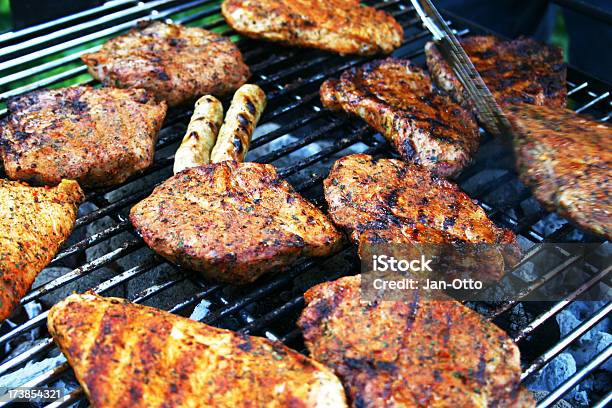 Wiele Mięsa Na Bbq Grill - zdjęcia stockowe i więcej obrazów Barbecue - Barbecue, Bez ludzi, Białe mięso