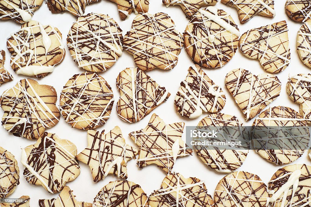 Biscoitos caseiros com chocolate no apoio do papel - Foto de stock de Assado no Forno royalty-free