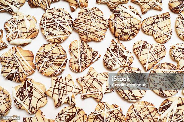 Foto de Biscoitos Caseiros Com Chocolate No Apoio Do Papel e mais fotos de stock de Assado no Forno - Assado no Forno, Assar, Biscoito