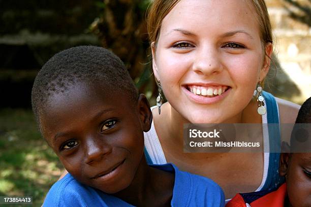 Photo libre de droit de Teen Avec Enfants Africains Américains banque d'images et plus d'images libres de droit de Mission - Mission, Action caritative et assistance, Adolescent