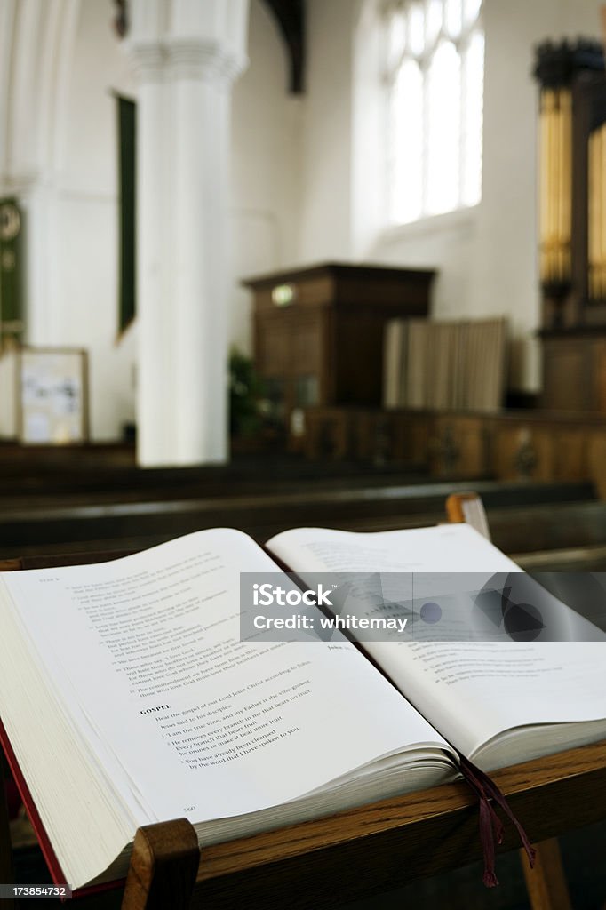 Igreja interior com gospel - Foto de stock de Banco de Igreja royalty-free