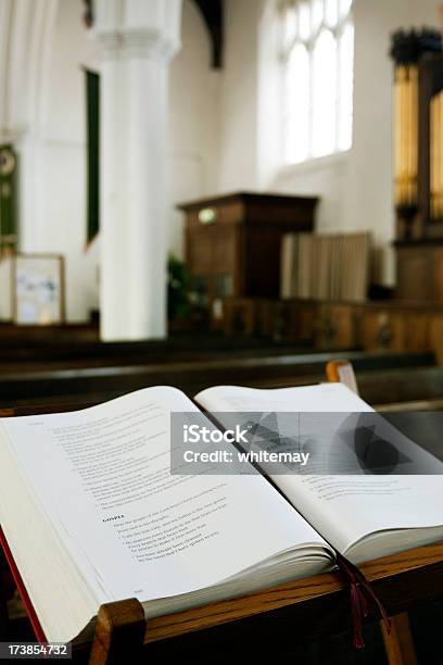 Foto de Igreja Interior Com Gospel e mais fotos de stock de Banco de Igreja - Banco de Igreja, Igreja, Inglaterra