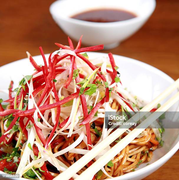 Salada E Esparguete - Fotografias de stock e mais imagens de Alimentação Saudável - Alimentação Saudável, Almoço, Cebola