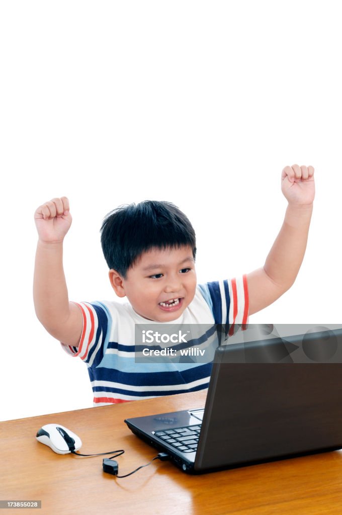 Scuola ragazzo con laptop tifo per il successo - Foto stock royalty-free di 4-5 anni