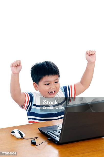 Foto de Menino De Escola Com Laptop Comemorando Com Sucesso e mais fotos de stock de 4-5 Anos