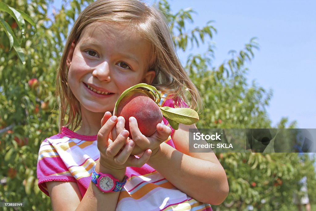 Giovane ragazza con self-scelto pesca - Foto stock royalty-free di 4-5 anni