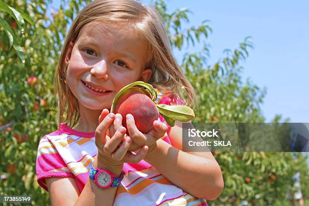 Giovane Ragazza Con Selfscelto Pesca - Fotografie stock e altre immagini di 4-5 anni - 4-5 anni, Abbigliamento casual, Agricoltura