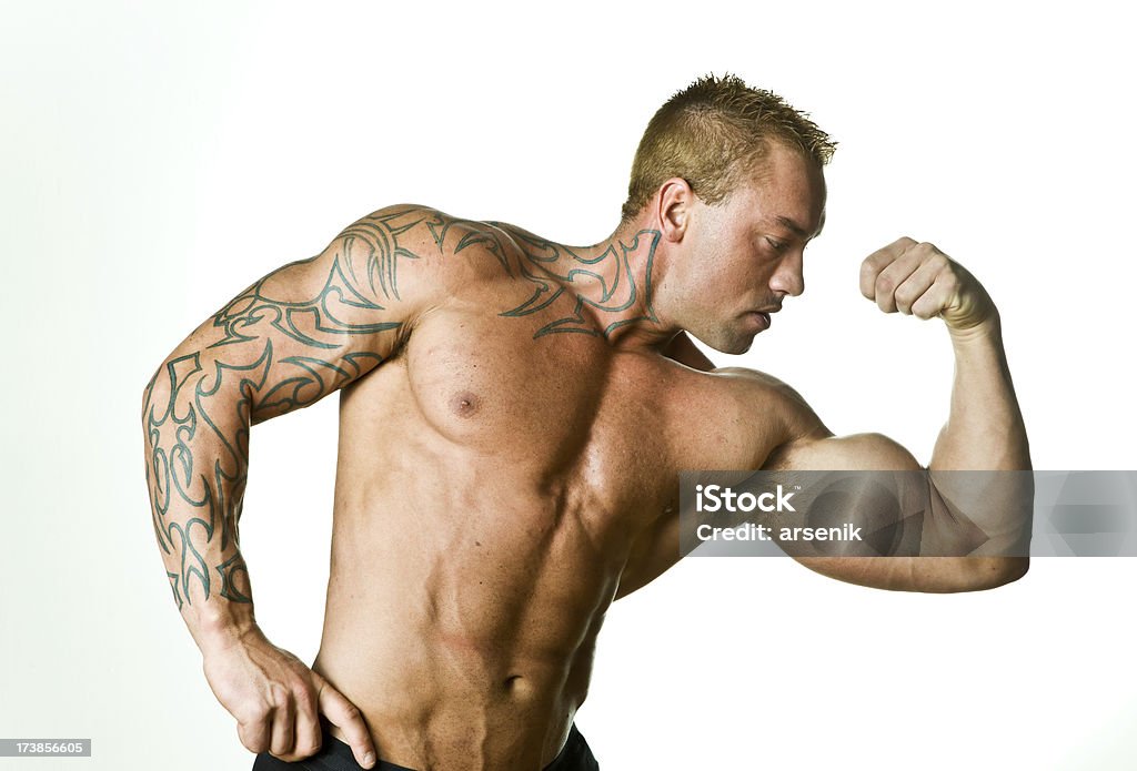 성과향상을 촉진하는 유연한 Bodybuilder - 로열티 프리 근육질 남자 스톡 사진