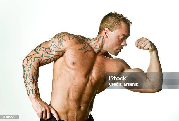 성과향상을 촉진하는 유연한 Bodybuilder 근육질 남자에 대한 스톡 사진 및 기타 이미지 - 근육질 남자, 근육질 체격, 남성