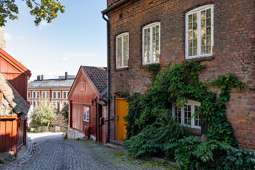 Norway Oslo Old Town Damstredet, typical old town houses in the old town village of Damstredet Cobblestone Street in Oslo in Summer. Damstredet Street is one of the oldest streets in the historic center of Oslo, Capital of Norway. Damstredet, Oslo, Norway, Scandinavia, Northern Europe