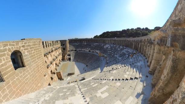 teatro romano nel sito archeologico di aspendos - aerial view city urban scene italy foto e immagini stock