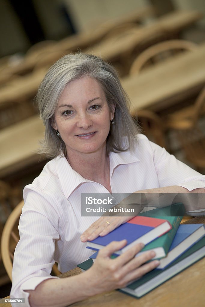 Frau in der Bibliothek Series (XXL - Lizenzfrei 40-44 Jahre Stock-Foto