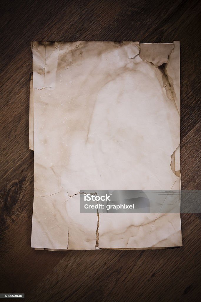 De papel sobre fondo de madera - Foto de stock de Arrugados libre de derechos