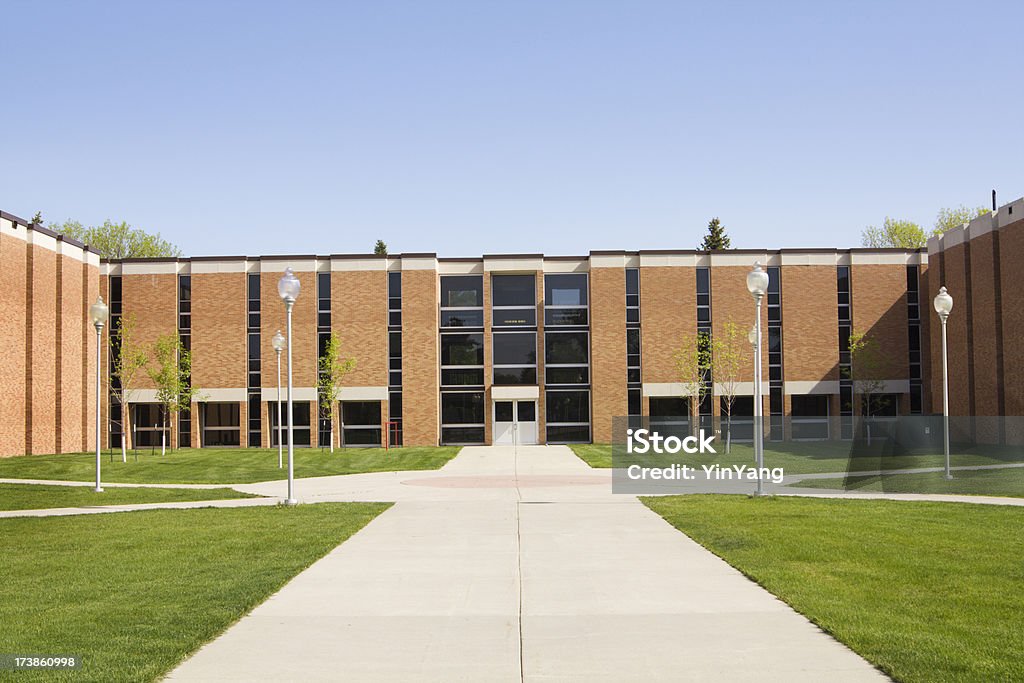 Edifício no Campus da Universidade - Foto de stock de Escola royalty-free