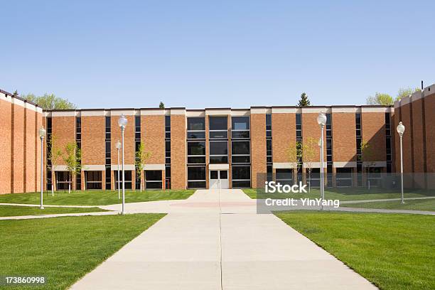 Foto de Edifício No Campus Da Universidade e mais fotos de stock de Escola - Escola, Dormitório - Campus, Educação