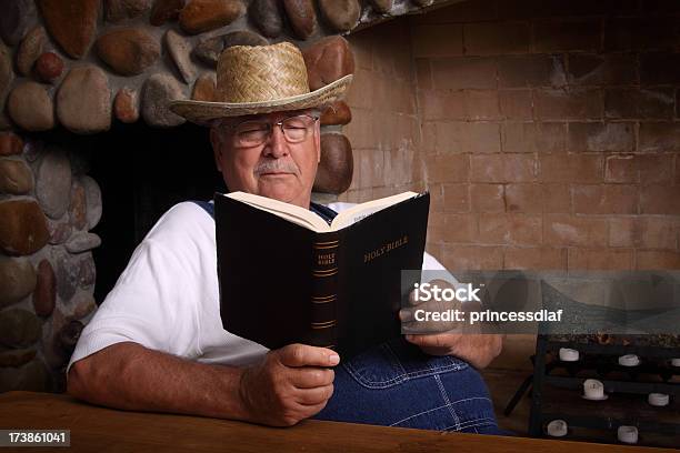 Landwirt Mit Bibel Stockfoto und mehr Bilder von Bauernberuf - Bauernberuf, Lesen, Alter Erwachsener