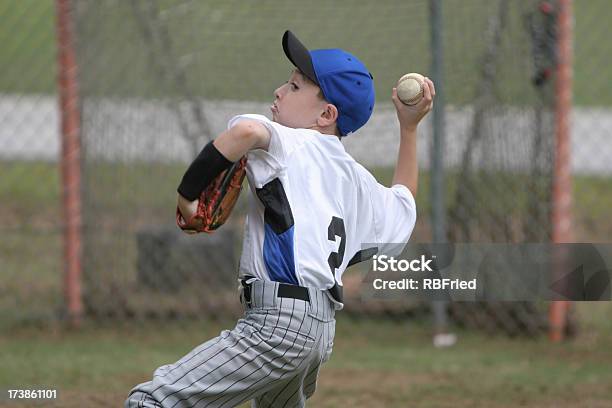 Молодой Бейсболист — стоковые фотографии и другие картинки Бейсбол - Бейсбол, Бейсболист, Бейсбольная форма