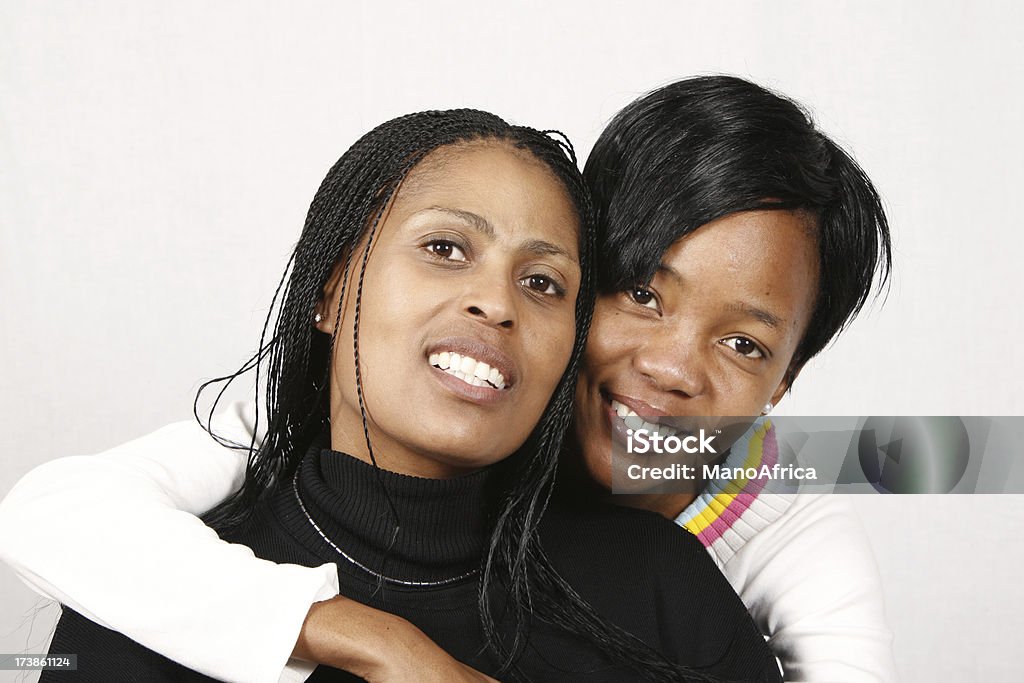 Nera Madre e figlia isolato - Foto stock royalty-free di Abbracciare una persona