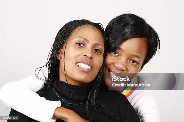 Nera Madre E Figlia Isolato - Fotografie stock e altre immagini di Abbracciare una persona - Abbracciare una persona, Adulto, Adulto di mezza età