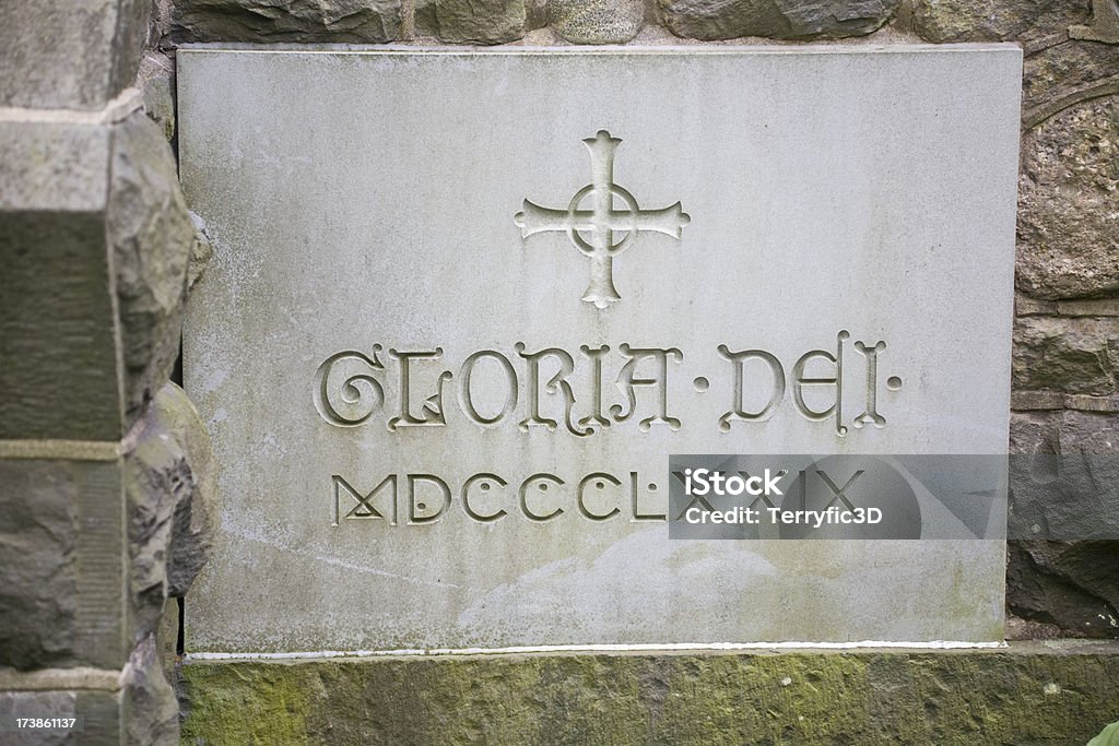 Gloria Dei placa com numerais e Cross Romano - Foto de stock de Algarismo Romano royalty-free