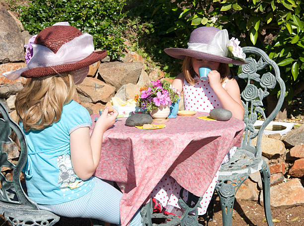 meninas, ter um lindo tea party ao ar livre - tea party dressing up little girls hat - fotografias e filmes do acervo