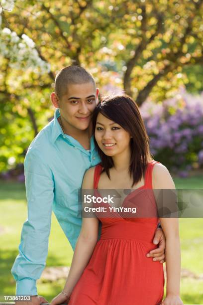 Retrato De Um Jovem Casal Ao Ar Livre Vt - Fotografias de stock e mais imagens de 20-29 Anos - 20-29 Anos, Abraçar, Adulto