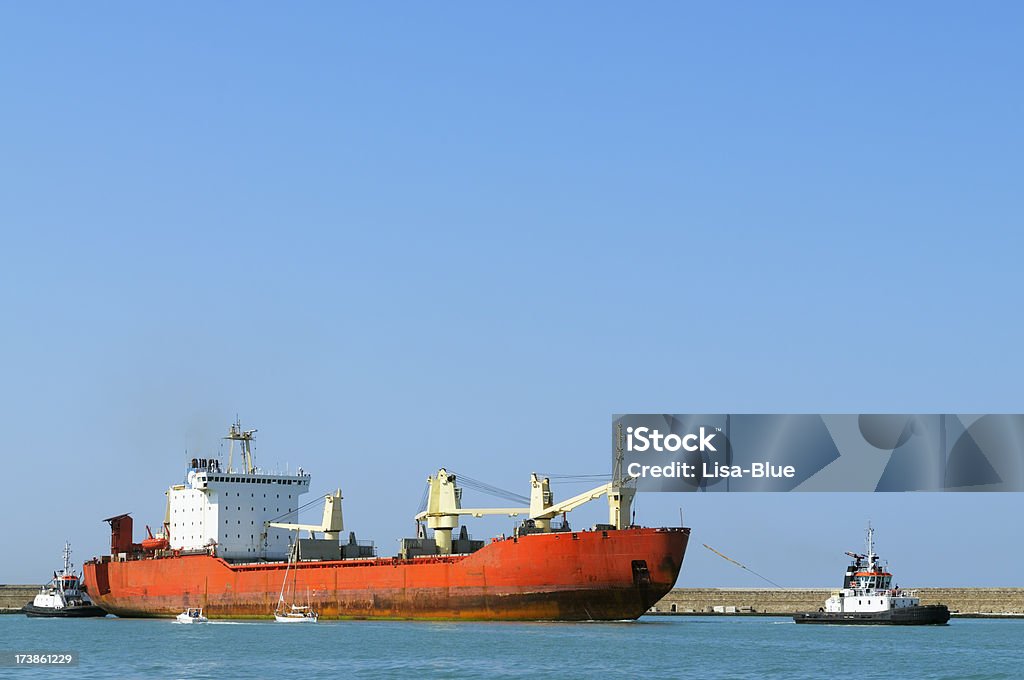 Cargo Schiff betreten den Hafen - Lizenzfrei Rot Stock-Foto