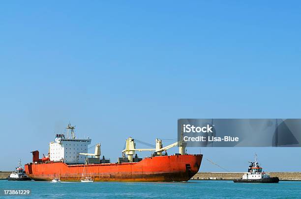 Cargo Schiff Betreten Den Hafen Stockfoto und mehr Bilder von Rot - Rot, Öltanker, Abschleppen