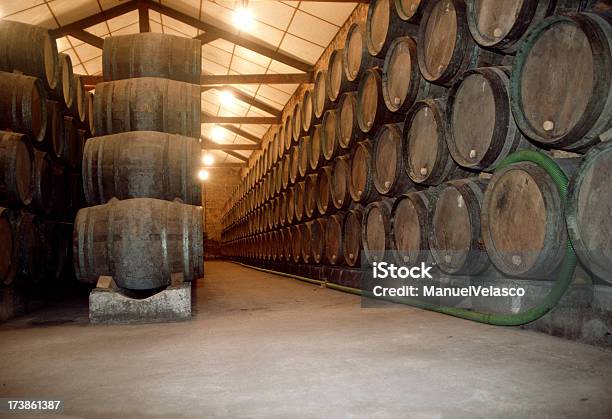 Cave - Fotografias de stock e mais imagens de Adega - Adega, Barril, Barril de vinho