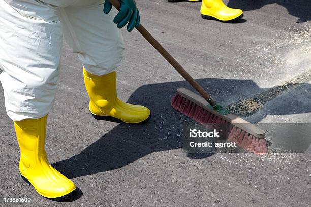 Foto de Homens Em Equipamento De Proteção e mais fotos de stock de Roupa Anti-radioativa - Roupa Anti-radioativa, Rua, Substância Química