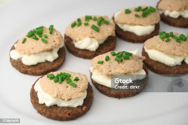 Codfish Roe I Minikanapki - zdjęcia stockowe i więcej obrazów Bez ludzi - Bez ludzi, Bufet - posiłek, Chleb razowy