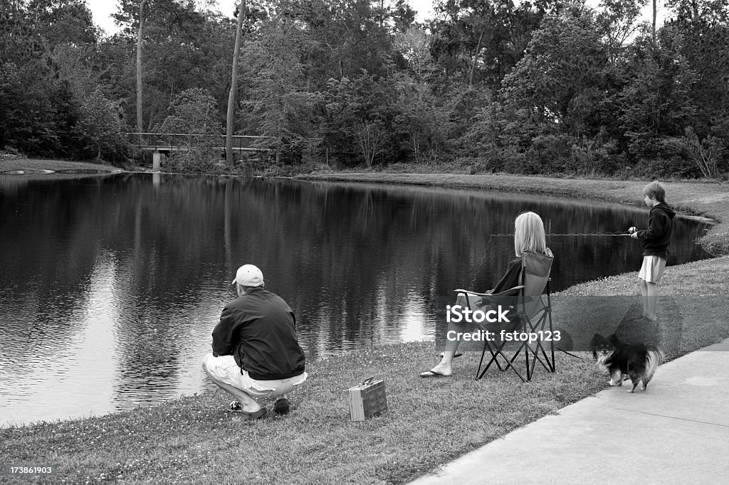 Pesca en familia en el parque estanque - Foto de stock de Acera libre de derechos