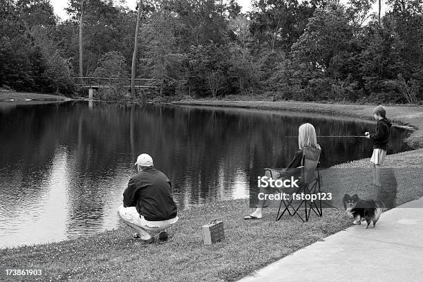 Foto de Família De Pesca No Parque Lago e mais fotos de stock de Calçada - Calçada, Lago, 10-11 Anos