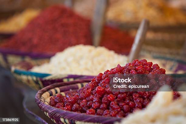 Foto de Cerejas Secas Em Um Mercado Ao Ar Livre e mais fotos de stock de Alimentação Saudável - Alimentação Saudável, Antioxidante, Baga - Fruta