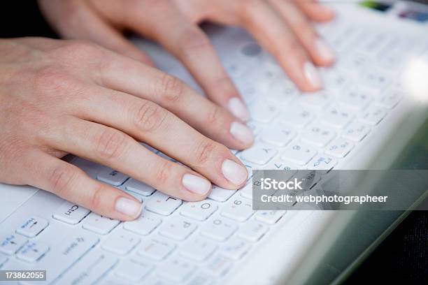 Digitando Su Un Computer Portatile - Fotografie stock e altre immagini di Accessibilità - Accessibilità, Adulto, Affari