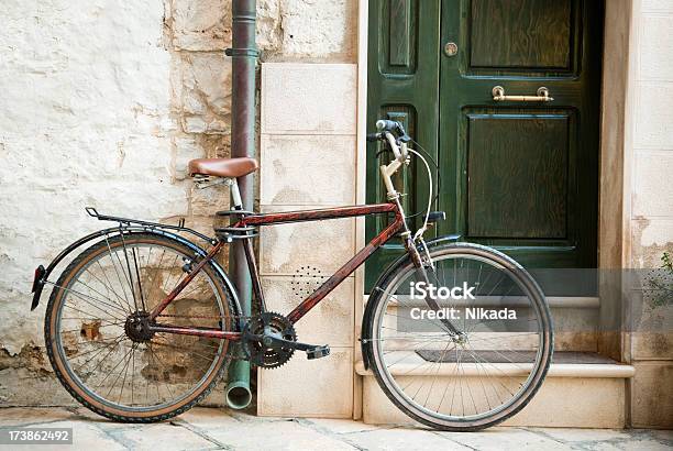 Photo libre de droit de Vélo banque d'images et plus d'images libres de droit de Vélo - Vélo, Porte - Entrée, Rouillé