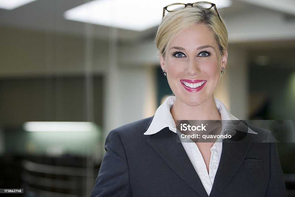 Hermoso Retrato de mujer de negocios sonriendo a la cámara, Office Interior, espacio de copia - Foto de stock de 20 a 29 años libre de derechos