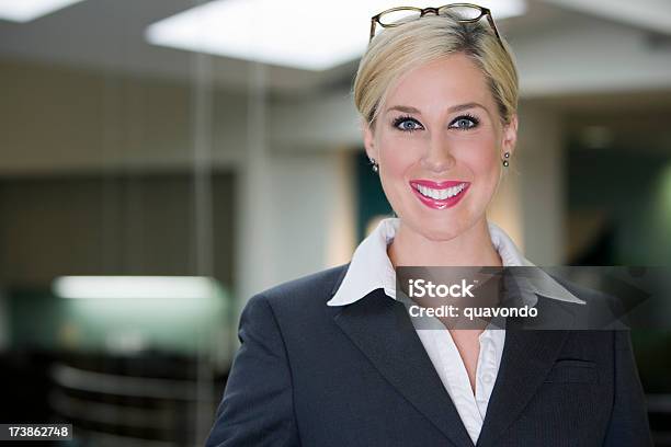 Hermoso Retrato De Mujer De Negocios Sonriendo A La Cámara Office Interior Espacio De Copia Foto de stock y más banco de imágenes de 20 a 29 años