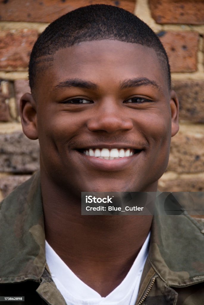 Jovem garoto adolescente afro-americano - Foto de stock de 18-19 Anos royalty-free