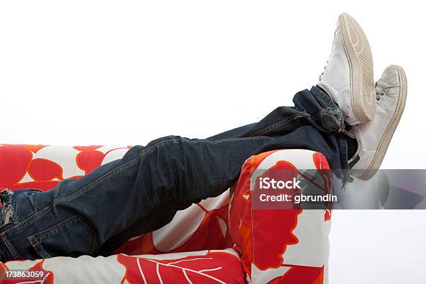 Entspannung In Sofa Stockfoto und mehr Bilder von Entspannung - Entspannung, Fotografie, Füße überkreuzt
