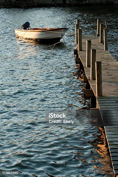 ハイタイドでハーバーのボート埠頭では夕日をご覧ください - ウォーターフロントのストックフォトや画像を多数ご用意 - ウォーターフロント, オスロ, スカンジナビア