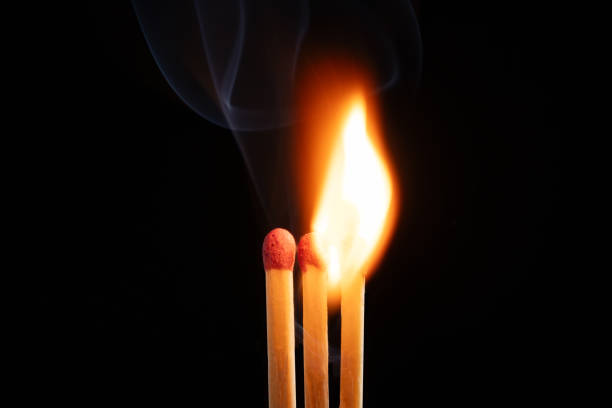 drewniane zapałki z ogniem na czarnym tle - match matchstick dark fire zdjęcia i obrazy z banku zdjęć