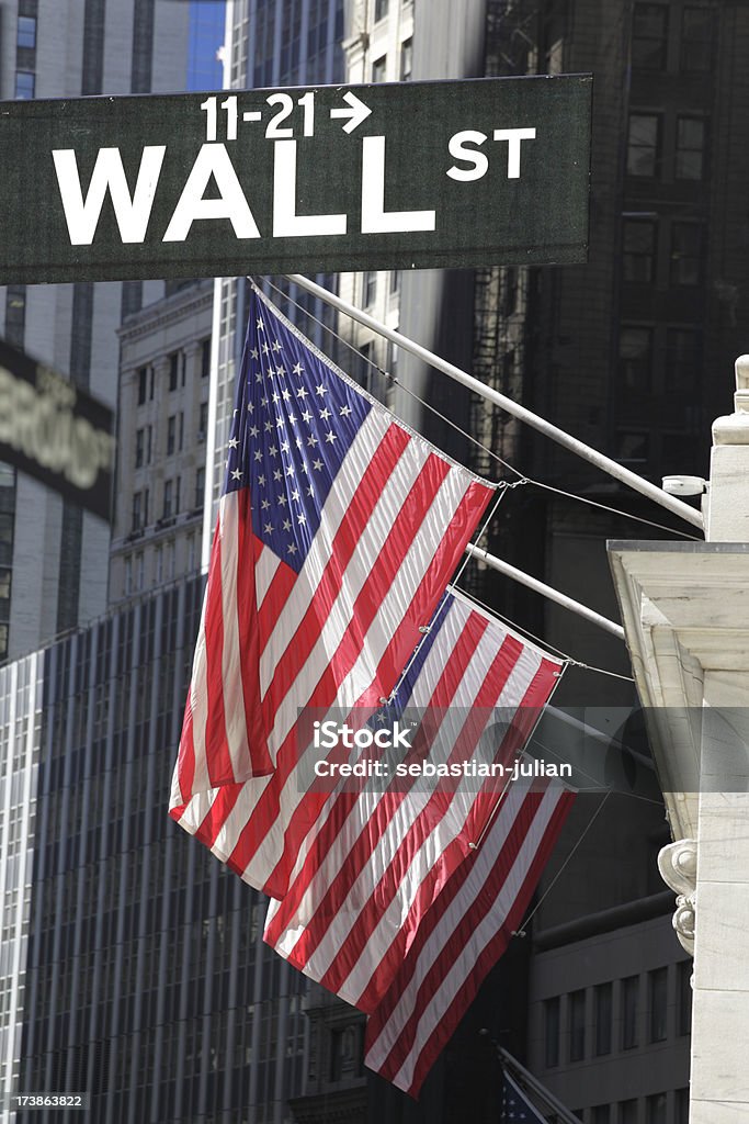 Segno di wall street con bandiere americane in background - Foto stock royalty-free di Affari