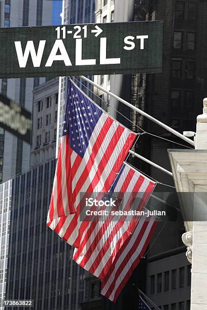 Segno Di Wall Street Con Bandiere Americane In Background - Fotografie stock e altre immagini di Affari