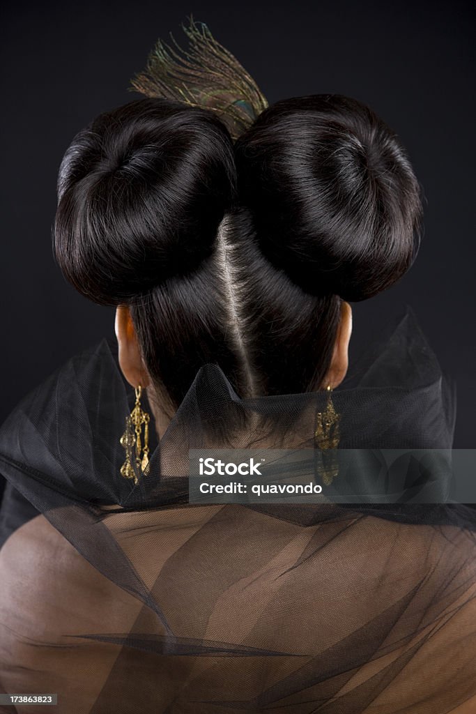 Atrás da cabeça com Dois bolinhos de cabelo, espaço para texto - Foto de stock de Glamour royalty-free