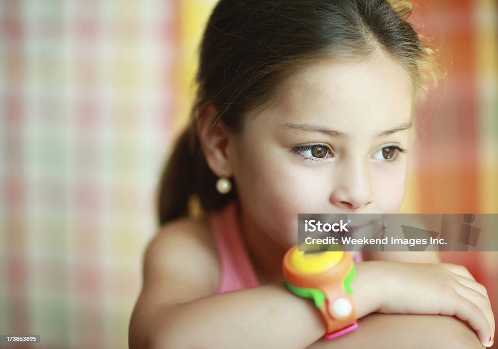 Guardando ragazza - Foto stock royalty-free di 6-7 anni