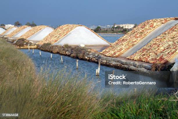 Saline - Fotografie stock e altre immagini di Miniera di sale - Miniera di sale, Trapani, Acqua salmastra