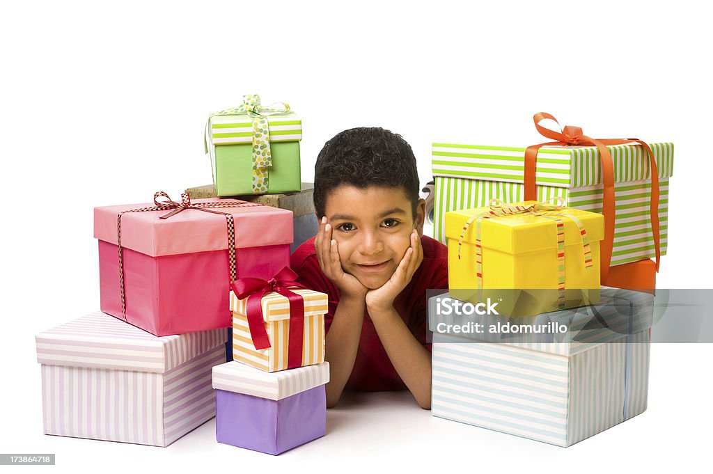 Enfant blanc une pile de cadeaux - Photo de 6-7 ans libre de droits