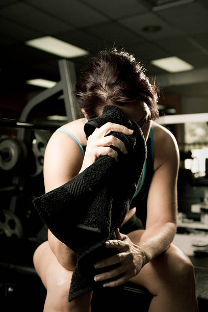entraînez-vous dans la salle de sport - military camp exercising weights strength photos et images de collection